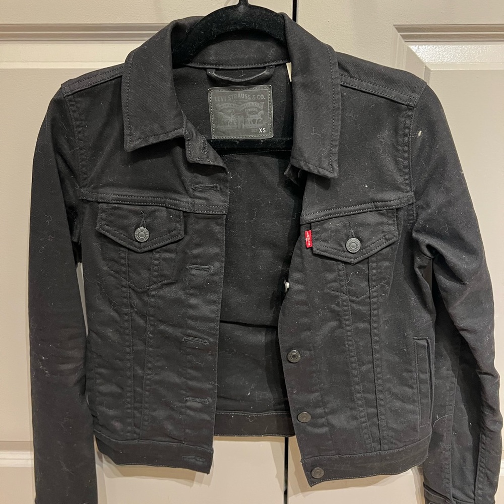 Levi’s fitted crop jean jacket. Size XS